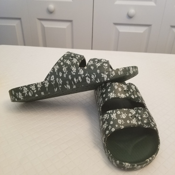 Freedom Moses Shoes - NWT Freedom Moses Moses two band slide on sandal Lilly Rose Amazonia 37/38